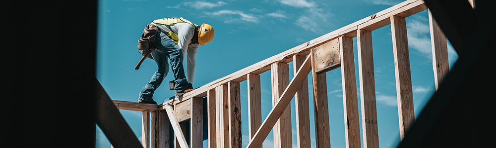 josh-olalde-X1P1_EDNnok-unsplash A builder working on a house.